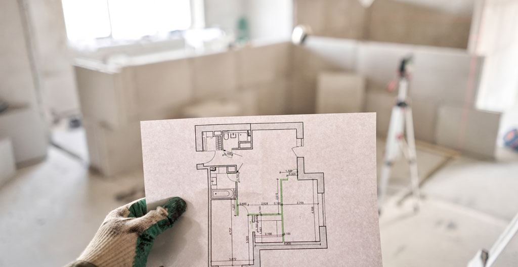 Triptyque photographique montrant les trois phases d'un projet combiné rénovation-extension : étude avec architecte et plans, chantier avec échafaudages et ouvriers, livraison avec maison terminée et propriétaires satisfaits.